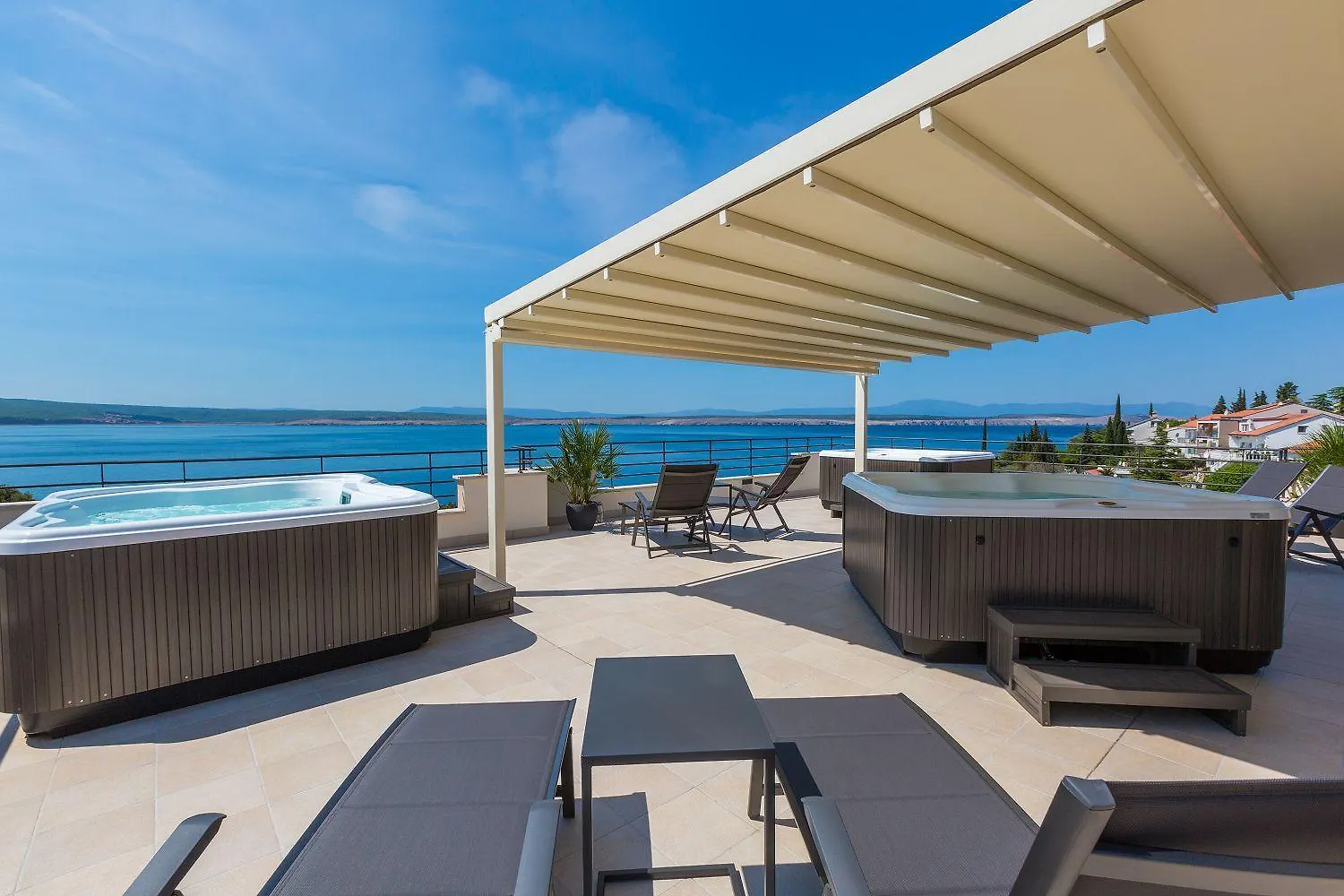 Exquisites Apartment Nur 100 Meter Zum Strand Mit Sauna, Whirlpool, Meerblick Dramalj 0*,  Croatia