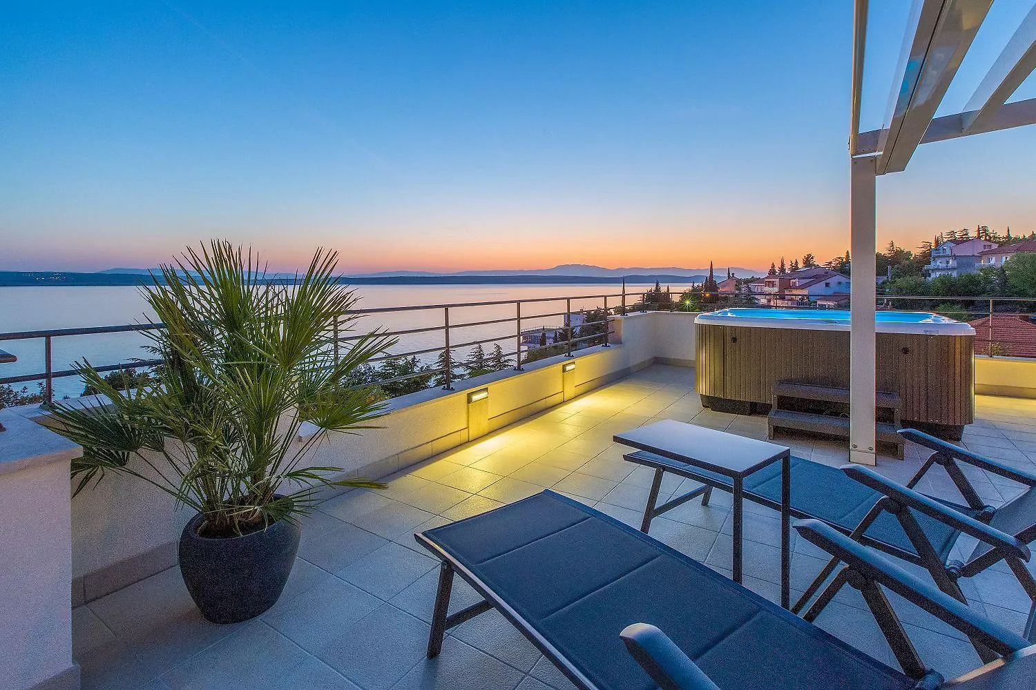 Exquisites Apartment Nur 100 Meter Zum Strand Mit Sauna, Whirlpool, Meerblick Dramalj